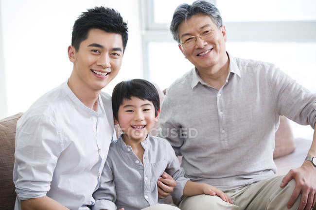 Retrato de tres generaciones de hombres chinos - foto de stock