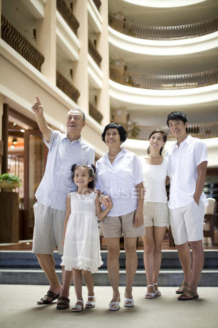 Chinesische Mehrgenerationenfamilie zeigt auf Hotel — Stockfoto