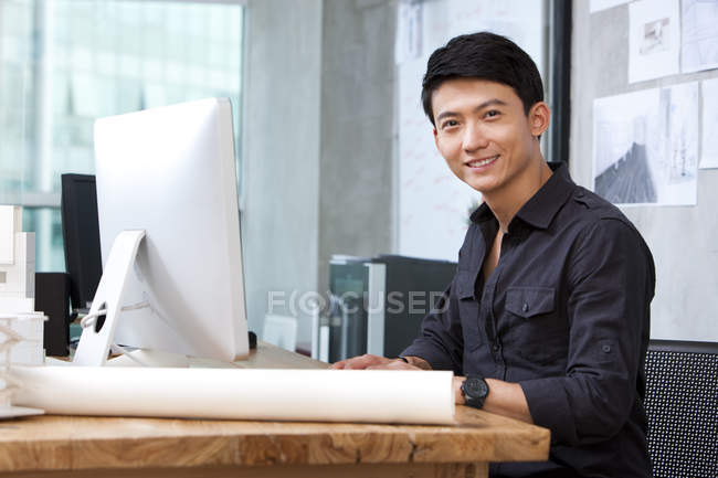 Architecte masculin chinois utilisant l'ordinateur dans le bureau — Photo de stock