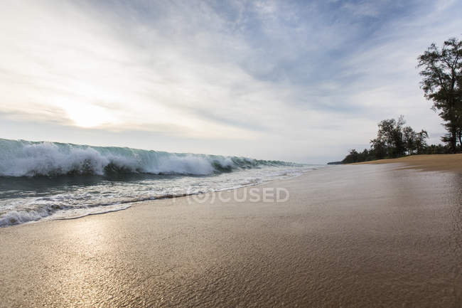 Coastal scene of beach and sea tide in Thailand — Stock Photo