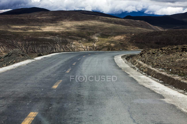 Camino de montaña en el Tíbet, China - foto de stock