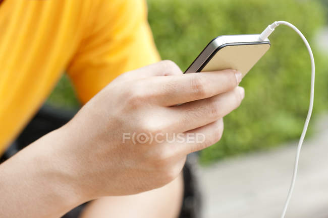 Крупним планом чоловіча рука тримає смартфон — стокове фото