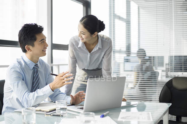 Imprenditore cinese e uomo d'affari parlando in ufficio — Foto stock