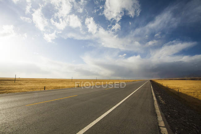 Highway in wilderness area of Qinghai province, China — Stock Photo