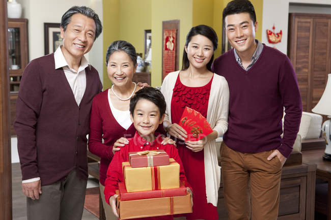 Маленький хлопчик з батьками, відвідування бабусь і дідусів з подарунки під час китайського нового року — стокове фото