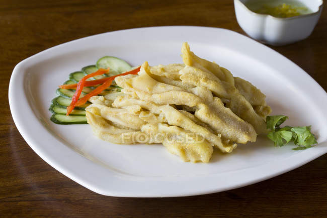 Tradizionale ragnatela di anatra cinese con piatto di senape — Foto stock