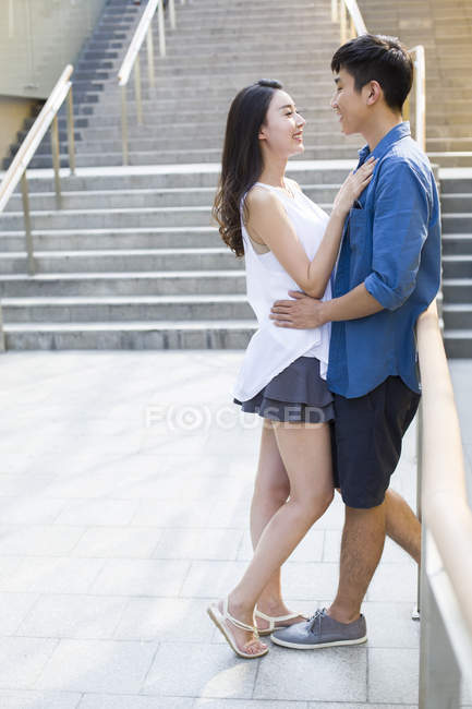 Китайская пара обнимается на улице — стоковое фото