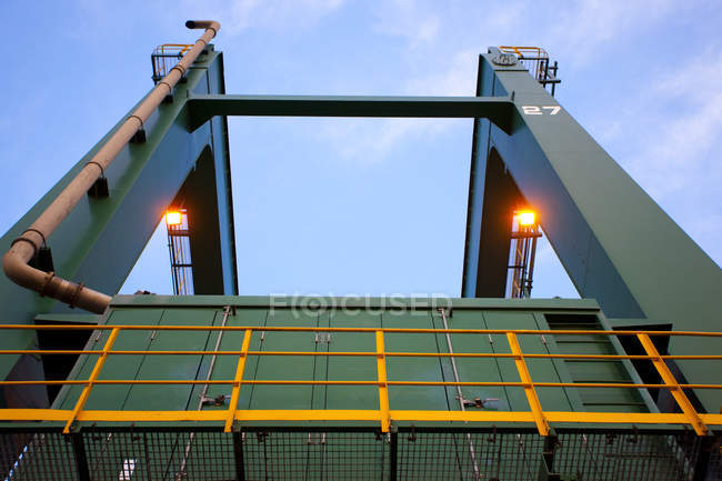 Vista ad angolo basso di macchinari al porto di spedizione — Foto stock