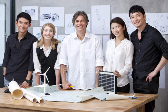 Retrato del equipo internacional de arquitectos en oficina - foto de stock
