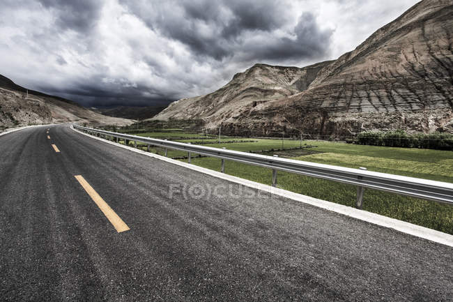 Route dans les montagnes du Tibet, Chine — Photo de stock