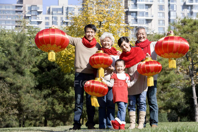 Chinese multi-generation family with Chinese lanterns in park — Stock Photo