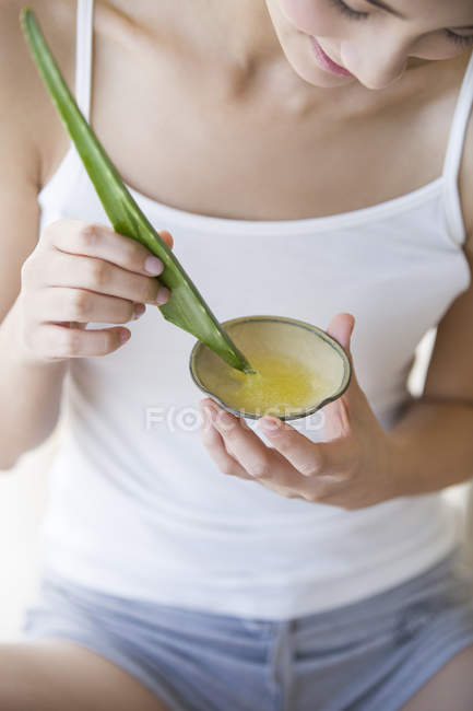 Chinese woman blending natural aloe vera cosmetics — Stock Photo