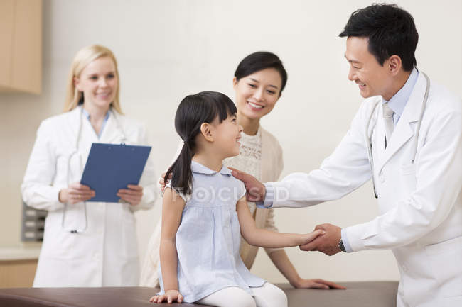 Chinois médecin masculin parler avec fille à l'hôpital — Photo de stock