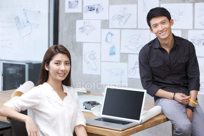 Designers chineses sentados no escritório — Fotografia de Stock