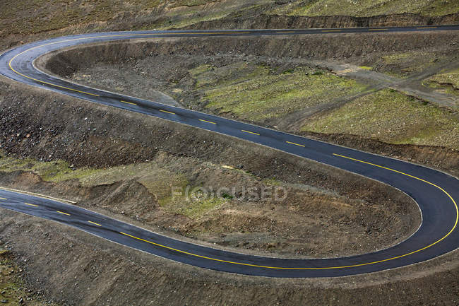 Vue panoramique de la route de montagne au Tibet, Chine — Photo de stock