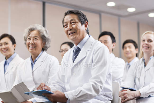Trabalhadores médicos que têm reunião na sala de bordo — Fotografia de Stock