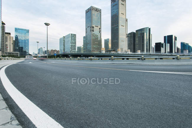 Urbane Szene der Straße und der modernen Architektur von Peking, China — Stockfoto
