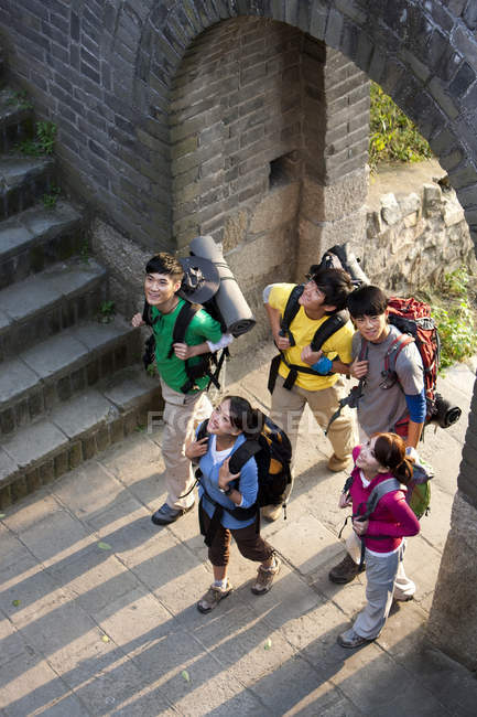 Gruppe chinesischer Backpacker wandert auf großer Mauer — Stockfoto