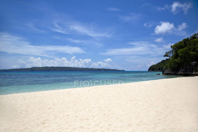 Küstenlandschaft mit tropischem Strand auf den Philippinen — Stockfoto