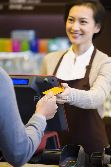 Cliente pagando com cartão de crédito no café — Fotografia de Stock
