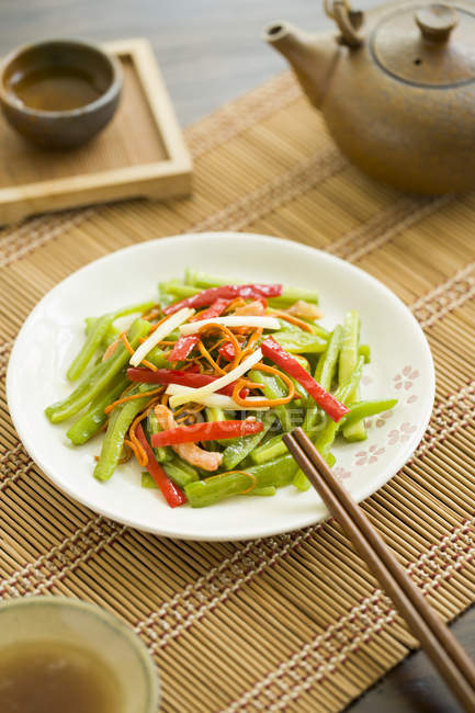 Традиционный китайский пряный салат из дыни — стоковое фото