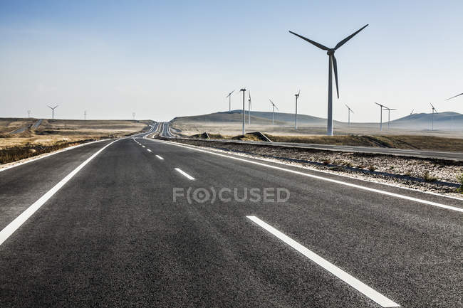 Carreteras y molinos de viento en la provincia de Mongolia Interior, China - foto de stock