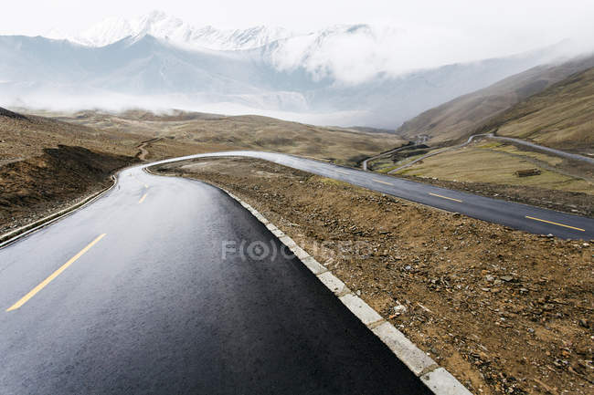 Дорога в горах с кривой шпильки в Тибете, Китай — стоковое фото