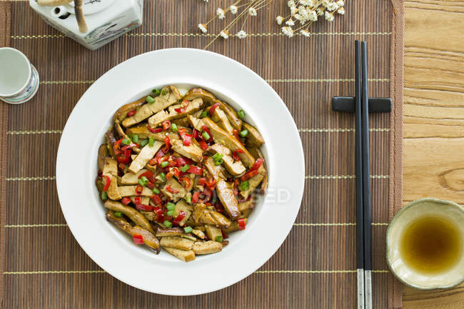 Tofu frito chino con verduras - foto de stock