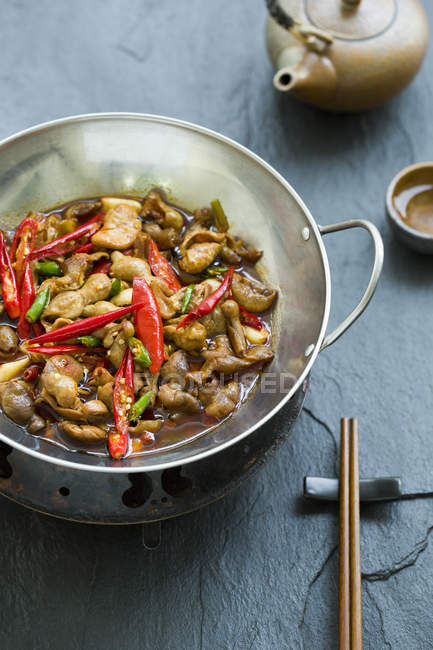 Традиционное китайское блюдо из свинины с сковородкой — стоковое фото