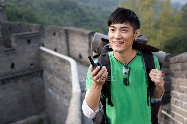 Chinesischer Tourist benutzt Walkie-Talkie an großer Wand — Stockfoto