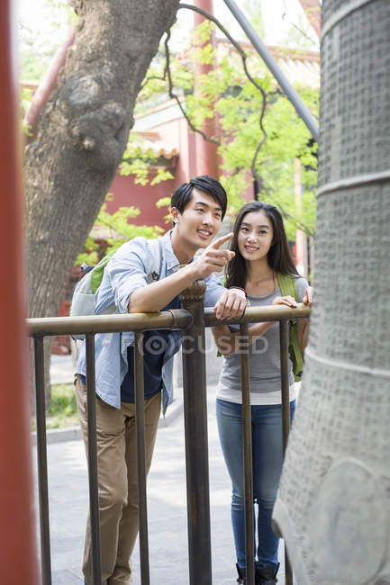 Китайская пара смотрит на колокол в храме Ламы — стоковое фото