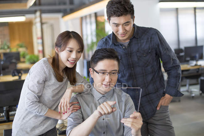 Lavoratori IT cinesi che sviluppano tablet digitali — Foto stock