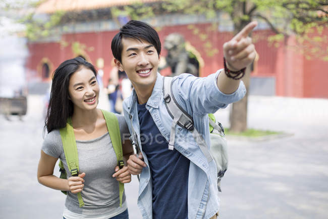 Chinese couple of tourists visiting Lama Temple — Stock Photo