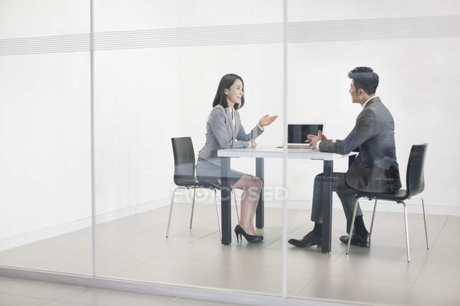 Uomini d'affari cinesi che parlano in sala riunioni — Foto stock