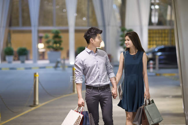 Casal chinês compras juntos no shopping — Fotografia de Stock