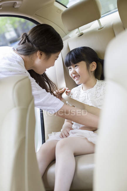 Cintura di sicurezza madre cinese per figlia — Foto stock