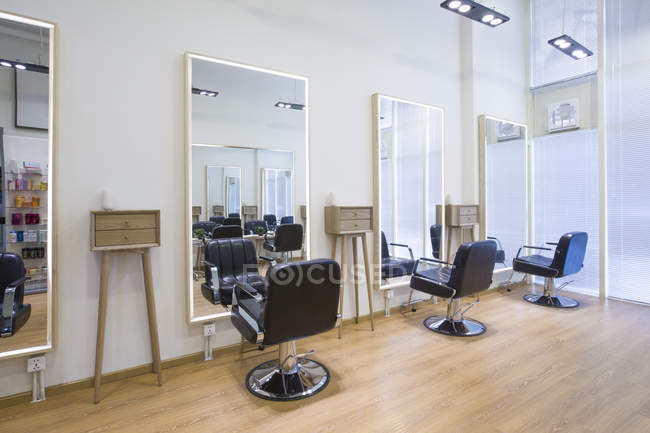 Интерьер парикмахерской с пустыми стульями — стоковое фото