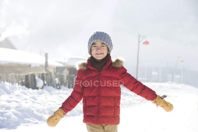 Китайский мальчик позирует в снежной деревне — стоковое фото