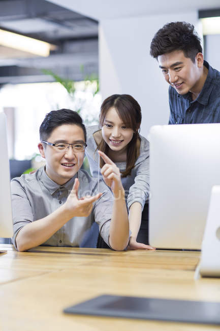 Chinese IT workers developing smartphone — Stock Photo
