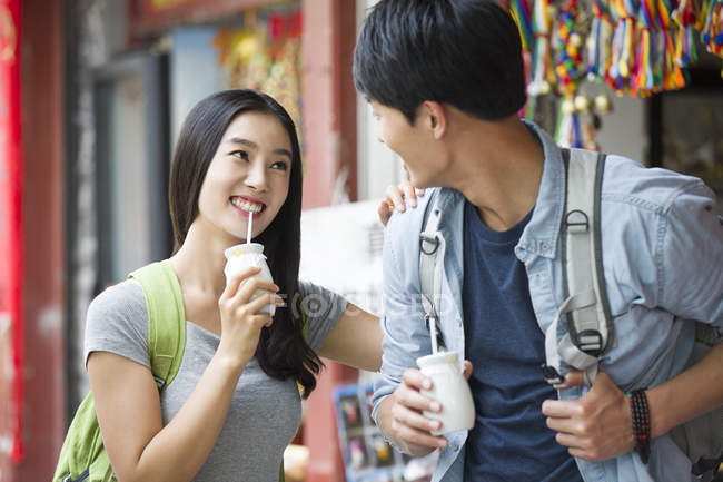 Китайська пару пити йогурт на вулиці — стокове фото