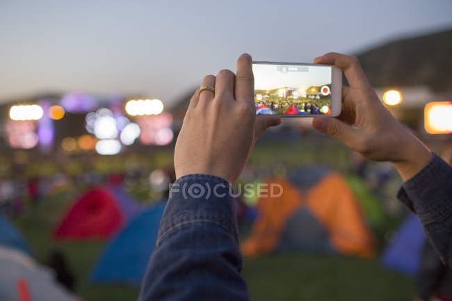 Mains masculines prenant des photos avec smartphone au festival de musique — Photo de stock