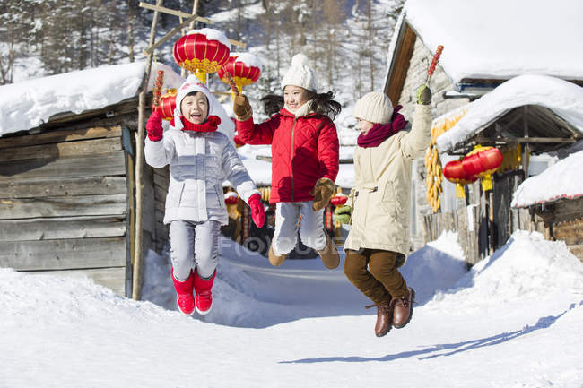 Bambini cinesi che saltano con le zampe candite al festival del villaggio — Foto stock