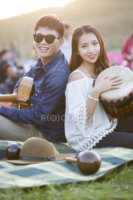 Chinesisches Paar spielt Musikinstrumente auf dem Campingplatz — Stockfoto