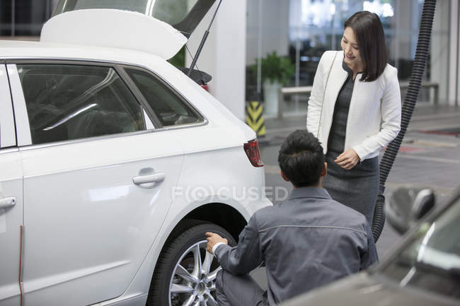 Chinesischer Automechaniker im Gespräch mit Autobesitzer — Stockfoto