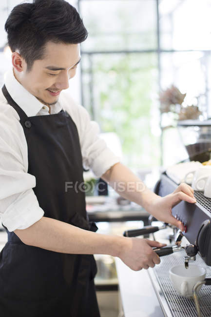 Barista cinese che fa il caffè nel caffè — Foto stock