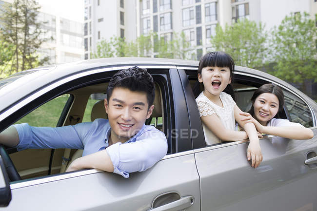 Chinois famille équitation et penché hors de la voiture — Photo de stock