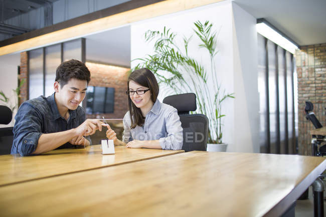 Lavoratori IT cinesi che sviluppano tablet digitali — Foto stock