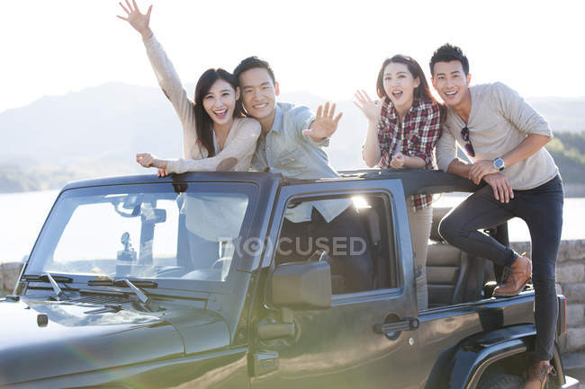 Китайские друзья веселятся в машине — стоковое фото