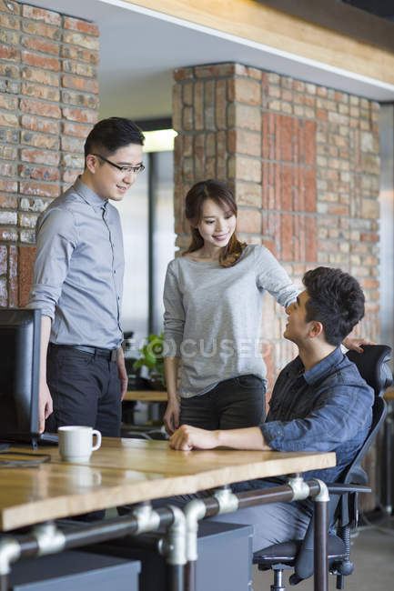 Chinesische Mitarbeiter reden im Büro — Stockfoto