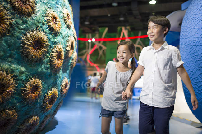 Bambini cinesi che guardano la mostra nel museo — Foto stock